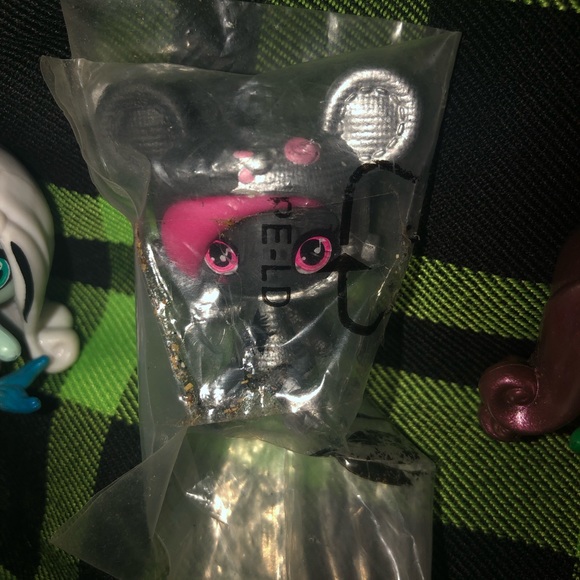 MONSTER HIGH MINI’s - Frankie Mermaid, Catty Noir Teddy + Clawdeen Super Ghoul! - Picture 6 of 6